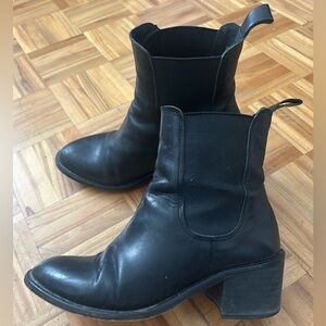 L’INTERVALLE Black Leather Ankle Boots